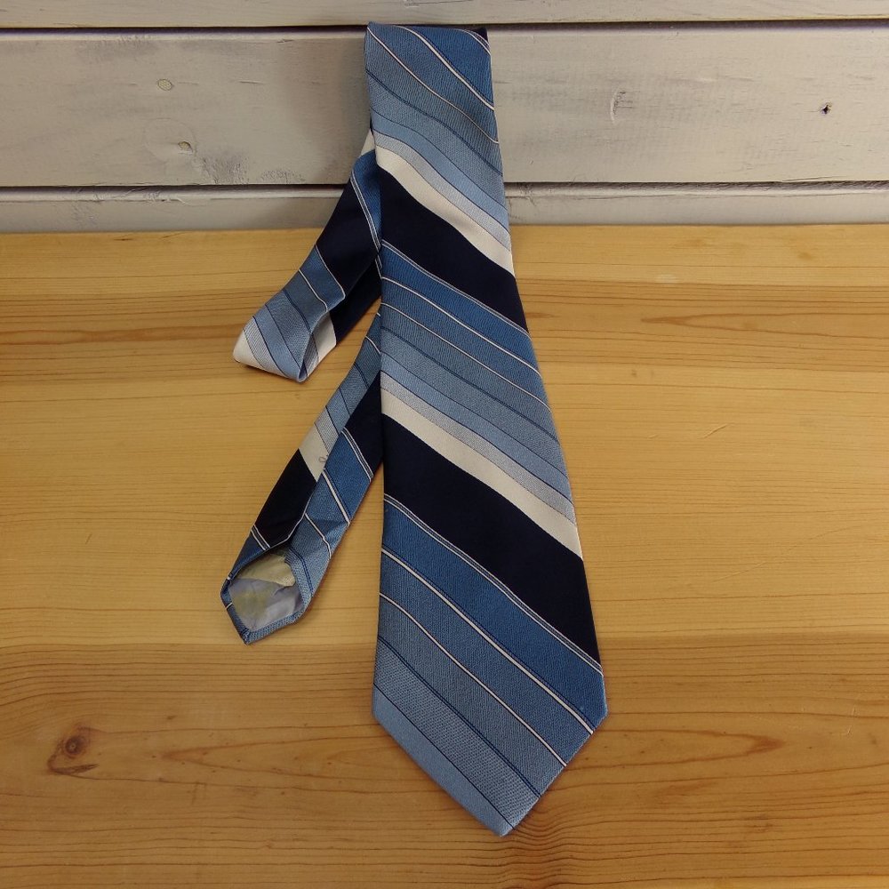 Quick Silver Men's Blue Striped Tie - 54" X 3 1/4"